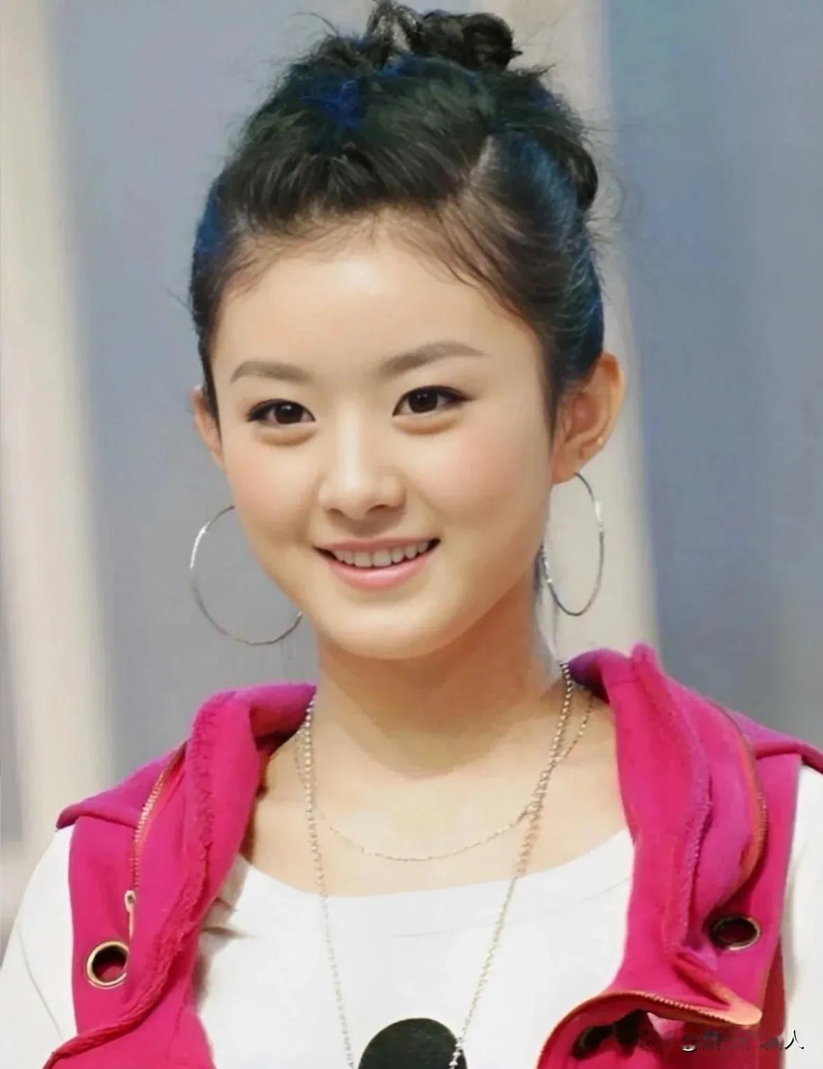 赵丽颖刚出道时的珍贵影像，和现在对比，你更喜欢哪个时期的她？
刚出道时非常的可爱