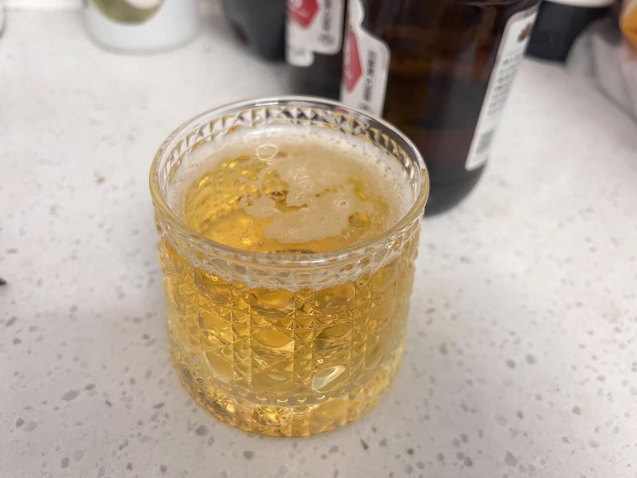 喝到微醺的时候，人就会变得温柔感性浪漫，想说的话，都在眼里，在酒里，在夜里，借着
