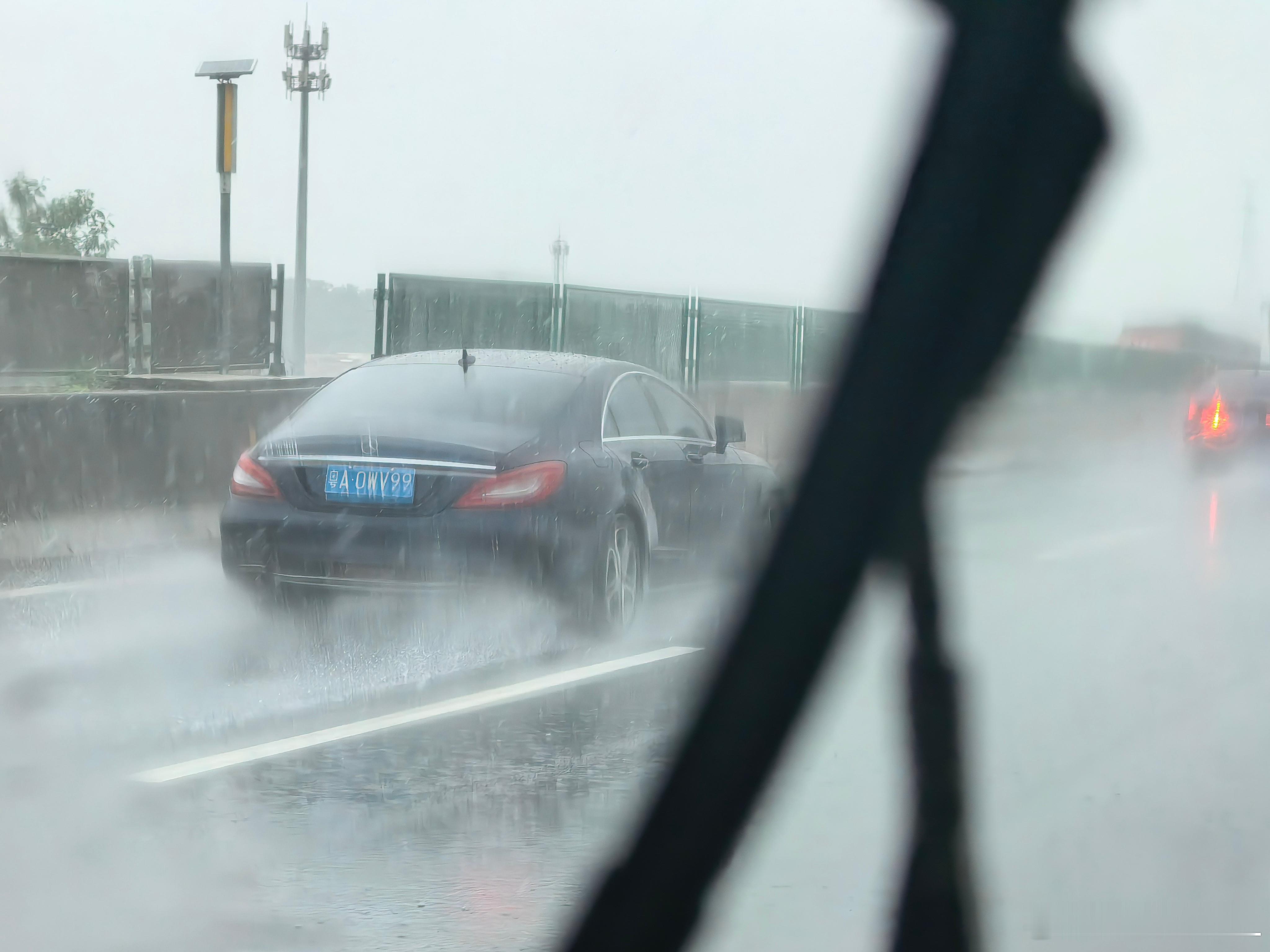 又遇到了小时候的梦中情车，C218的CLS。也就是恶魔之眼。时至今日，奔驰的设计