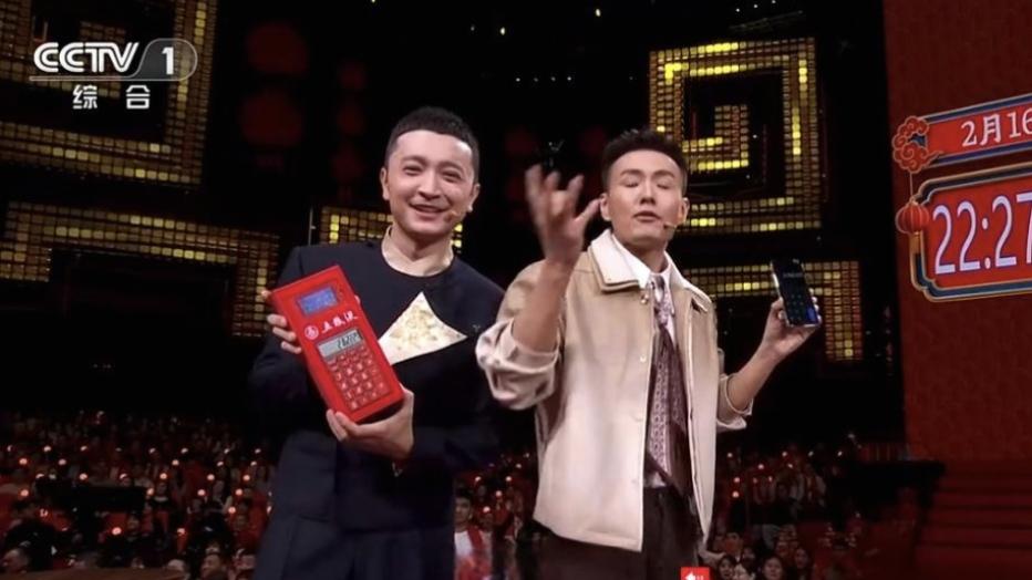 小尼参与魔术了
尼格买提参与魔术表演，和大家一样了 ，小尼好开心。参与魔术表演也