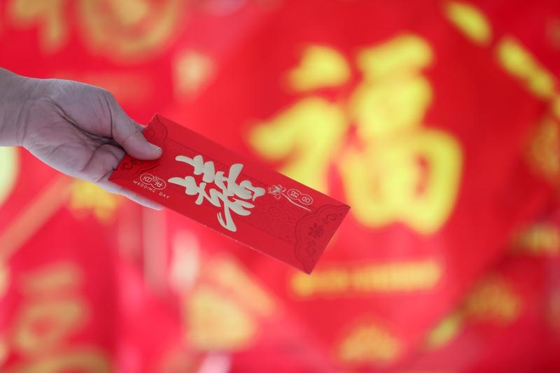 按现今大家随礼数随就行。比如当年喜事随礼习俗是50元，大家都按50元随。现在喜事