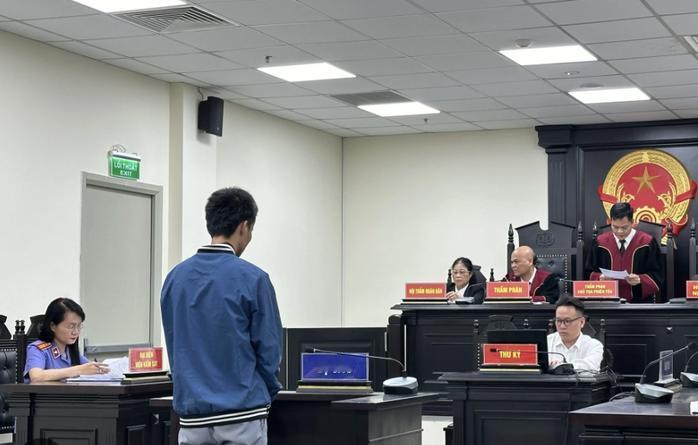 越南三名前警察在检查和提取嫌疑人手机数据时挪用了数百亿越南盾被起诉
越南河内市最