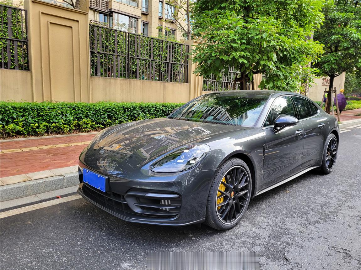 保时捷 Panamera 火山灰/黑红 准新车[酷]去年3月份上牌，只跑了500