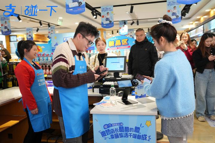 年轻人开始给自己去班味了   撒娇腾哥也篮逃F3篮团的围攻啊，撒娇人设彻底被成都