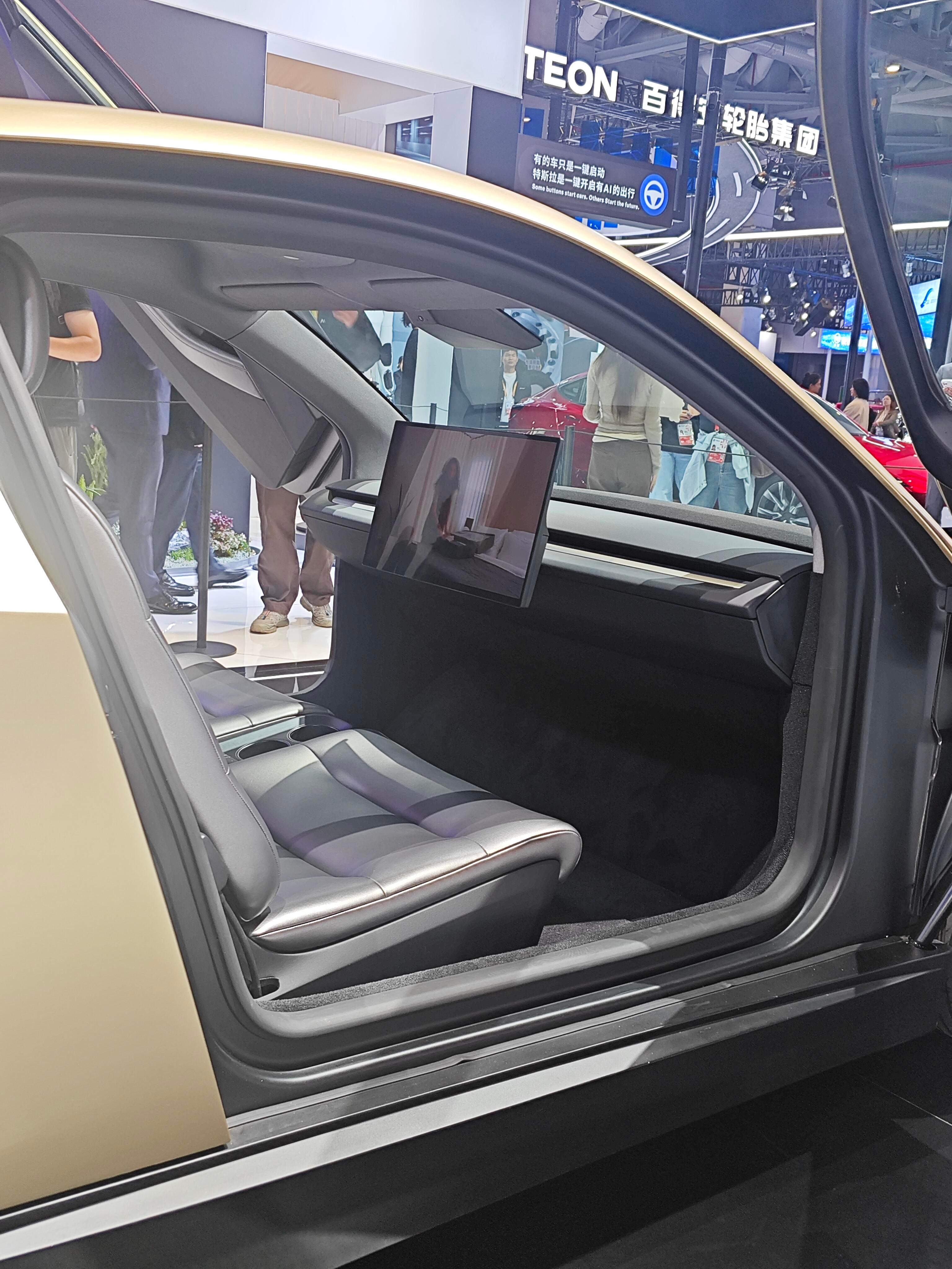 特斯拉Cybercab亚太首秀[好喜欢]无需方向盘只靠AI驱动的无人驾驶电动车刷