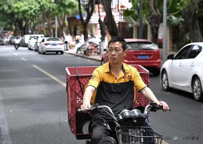 现在人不要过四十，大家叫你时就不会有“小李”、“小张”、“小赵”了。遇到个年轻人