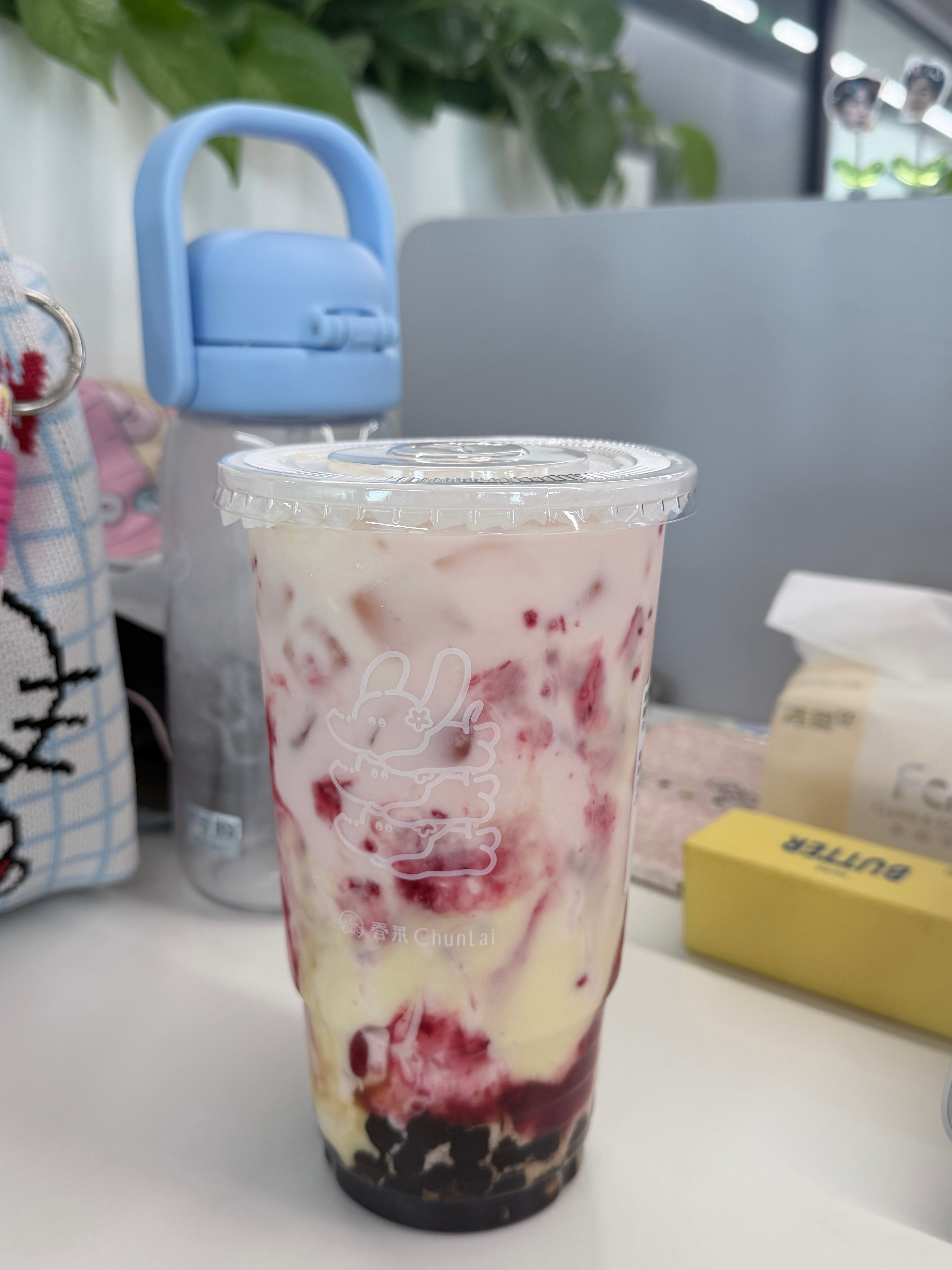 这个不好喝 一吸一口全是树莓籽啊啊啊啊怡怡溜了几圈