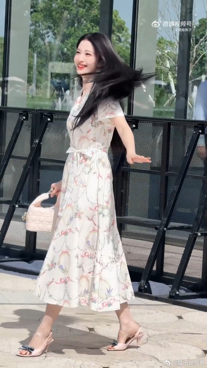 王楚然王楚然摔跤也能出神图王楚然摔跤神图 王楚然的也能摔跤出神图，和粉丝打招呼差