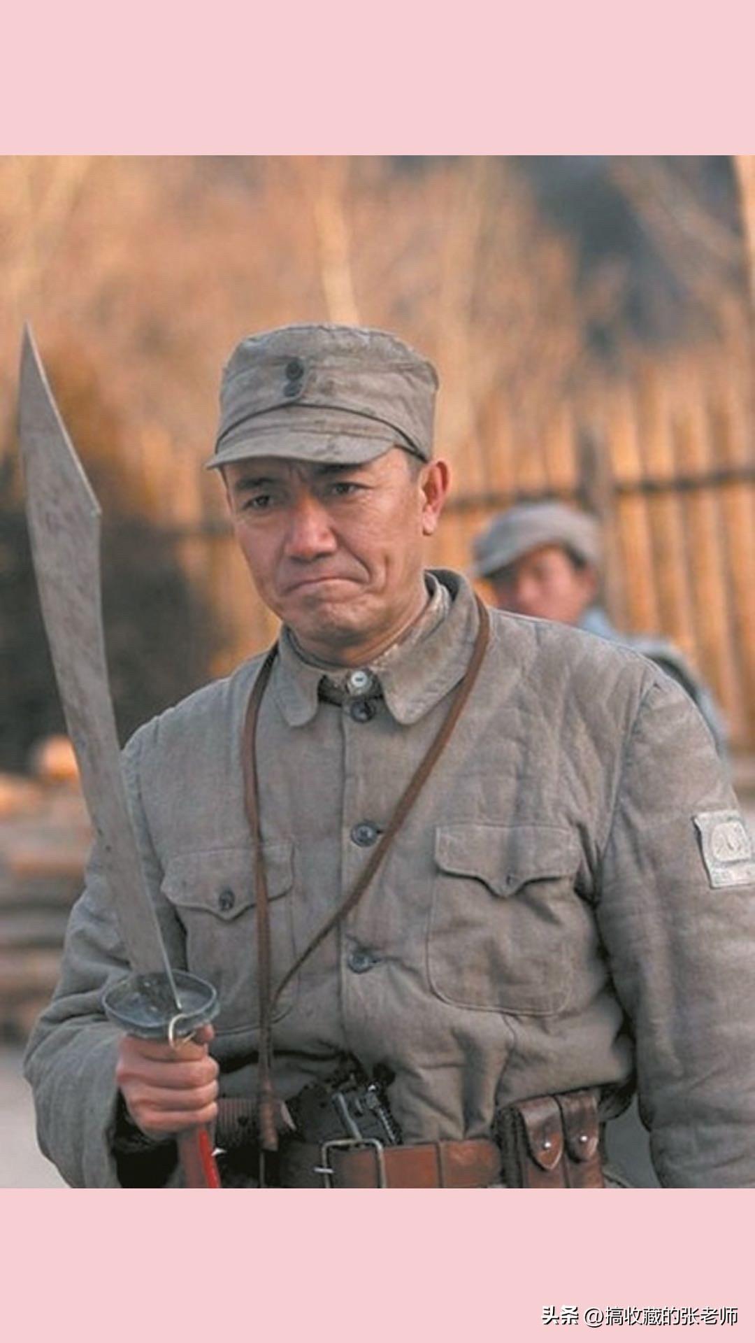 电视剧《亮剑》李云龙看似粗鲁野蛮、说话带糙话，实则粗中有细，战场眼光毒辣、用兵灵