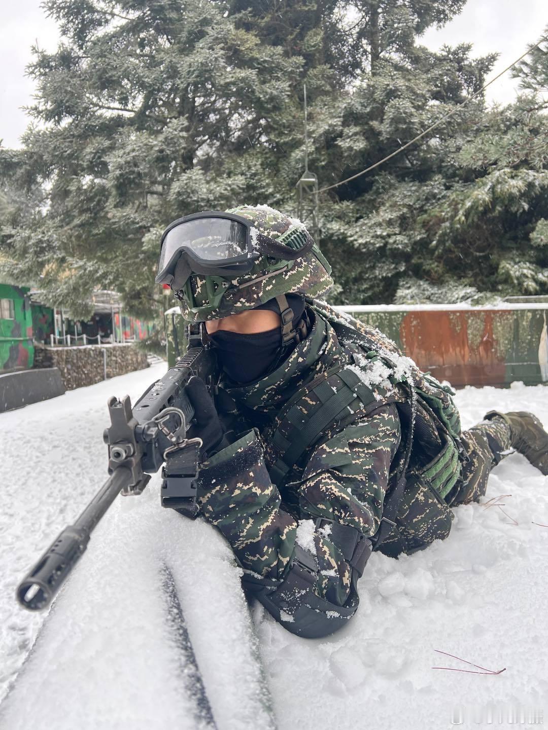 对岸蛙媒：台湾省下雪的机率不高，但蛙军还是要坚持训练。[吃瓜]网友：除了摆拍，还