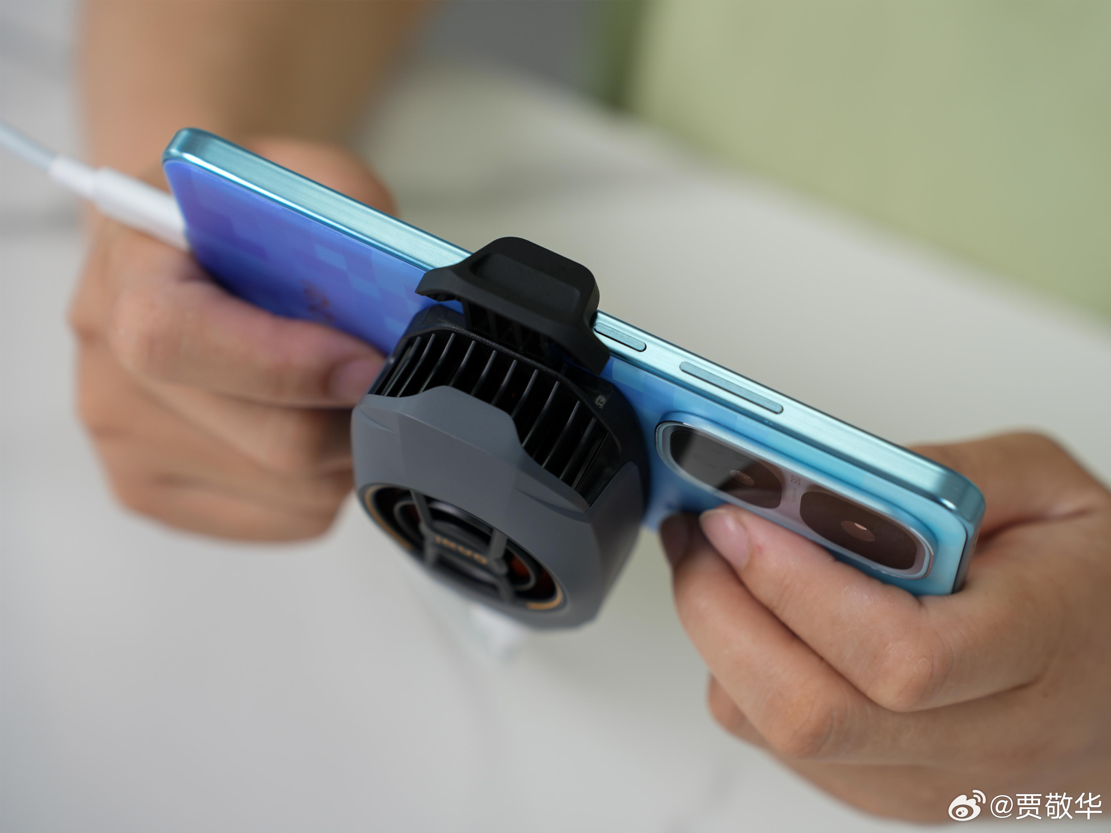 前几天做直播的朋友问我哪款散热背夹好用，他的iPhone13 Pro Max直播