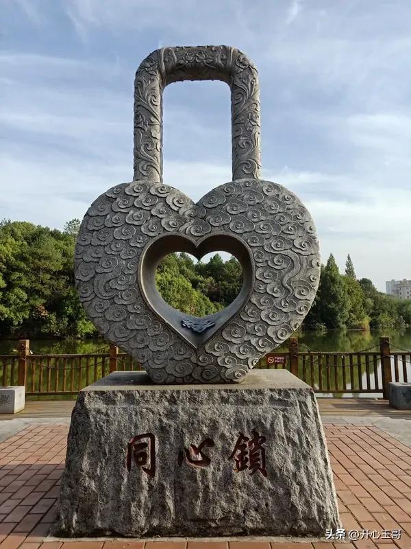 上联：上上下下上下一致，请对下联前前后后前后看齐