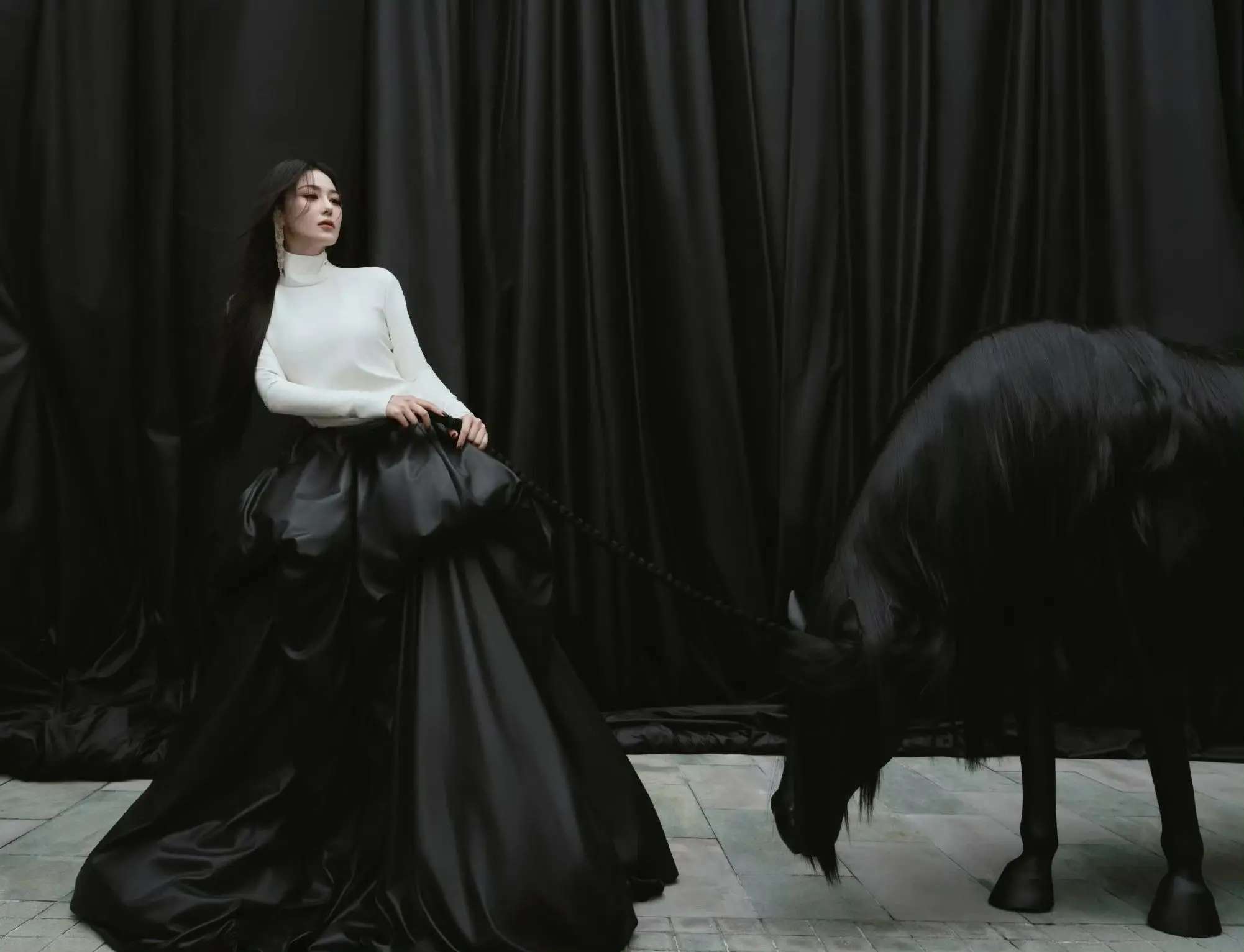 张馨予｜大片美照。这个妆造太酷了，就是有点热哈哈哈