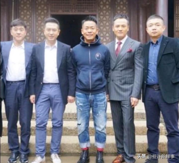 看有人说这里有演员张龄心老公，哪位是啊？
这里我就认识张嘉译和歌手孙浩，他俩应该