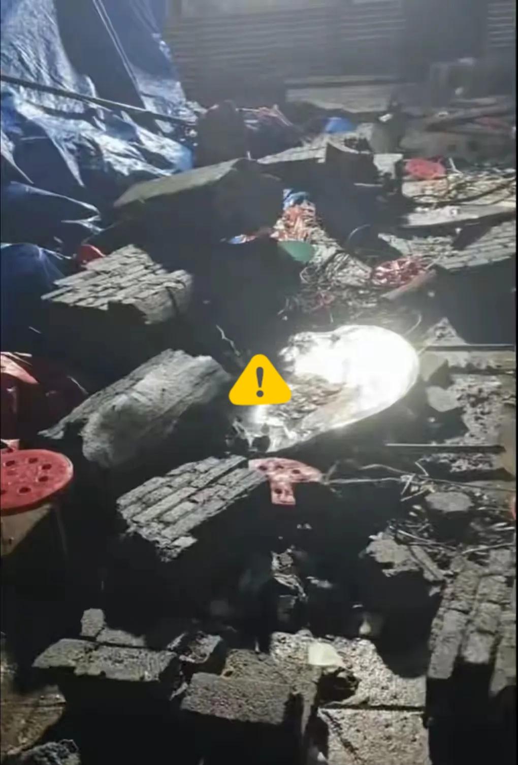 痛上加痛！云南昭通一村民家办丧事，为了接待宾客，借用隔壁家的院坝摆酒席，席间高约