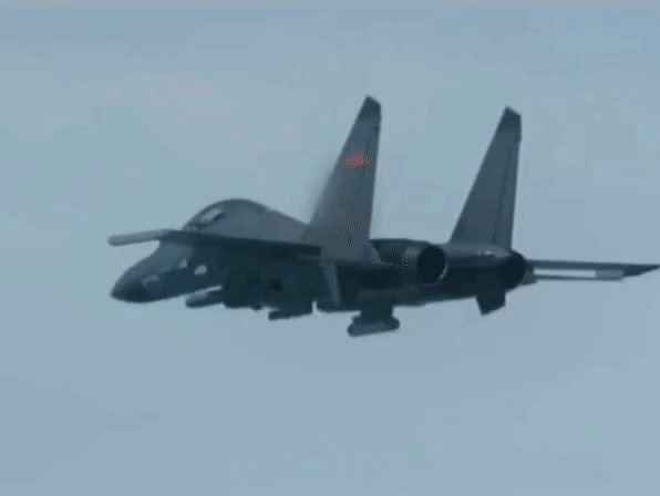 歼-16战斗机挂载鹰击-88空地导弹，也具有强大的反舰能力，可以进行远海反舰作战