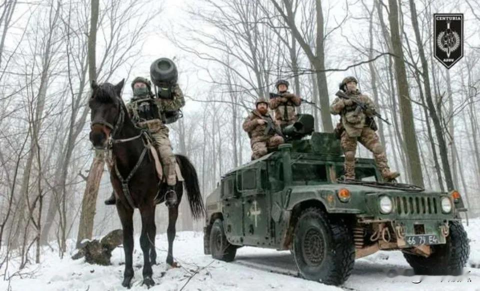 乌军已经恢复骑兵部队。亚速第三突击旅配备了马匹，方便士兵出行，装备太缺乏了。在马