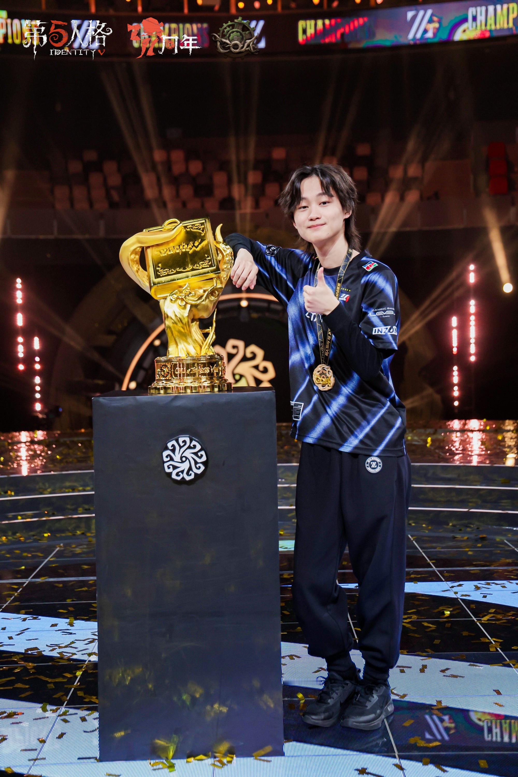 ZETA第五人格[超话] 大家都想跟奖杯🏆合照呢[比耶][比耶]coa8全球总