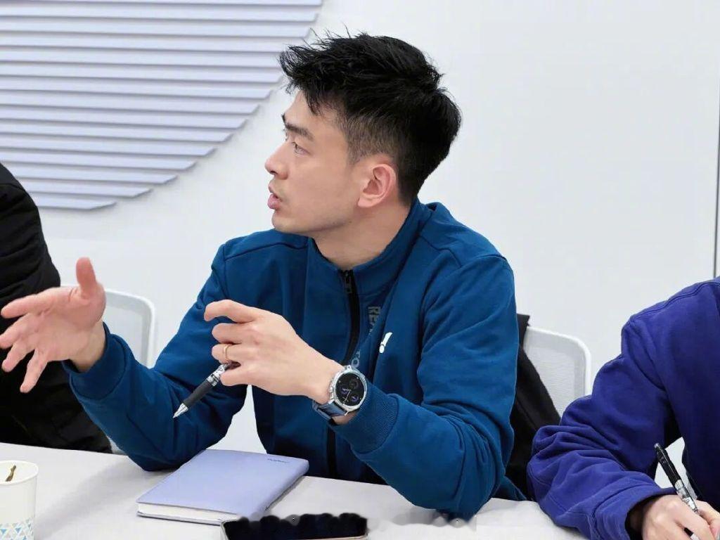 📢郑思维现在成了郑总🫡郑思维：“既然要创业，肯定是越早越好，我现在有三块，一