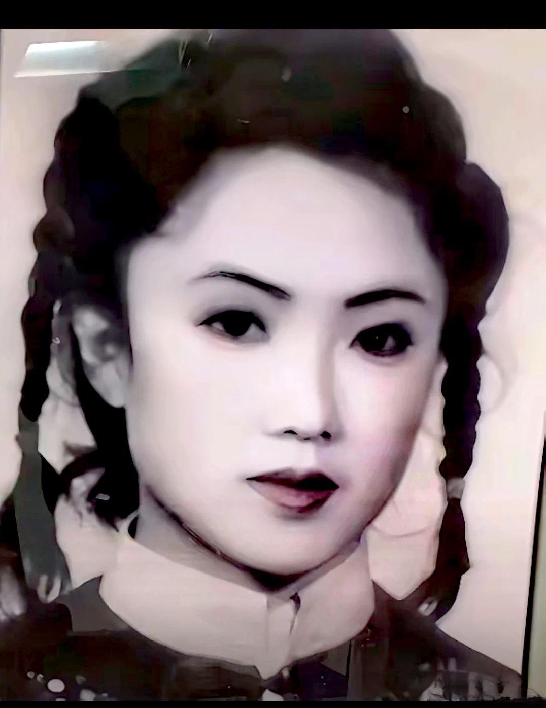 我错了，真错了。
一直以为《乡村爱情》里的颜值天花板是谢大脚，直到有人扒出刘能媳