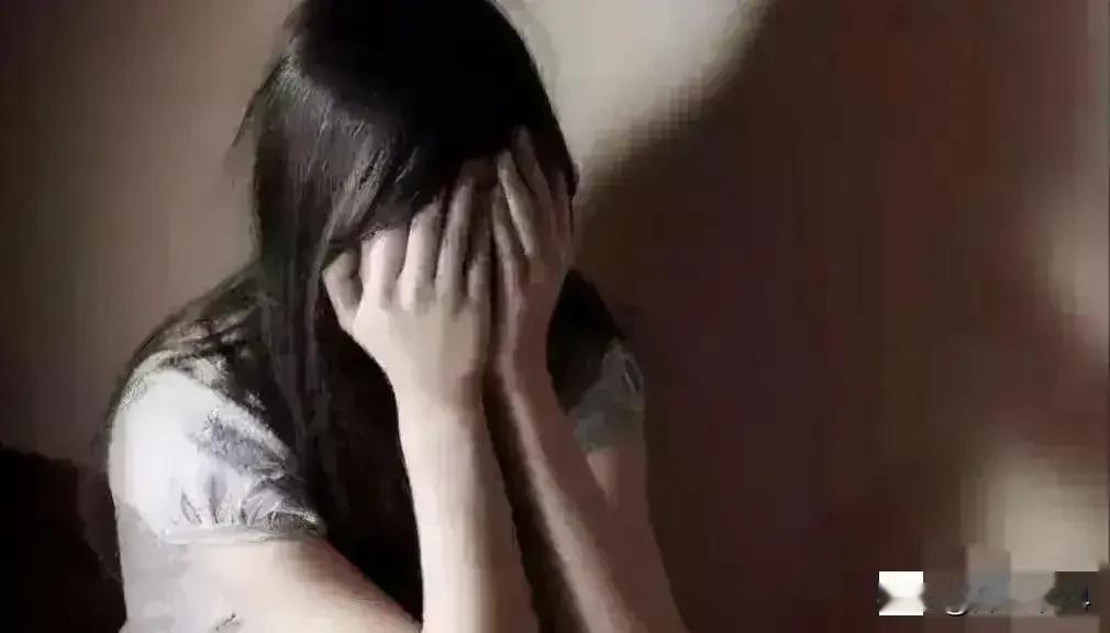 男子趁妻子不在家，与17岁的继女发生了关系，还录制了视频。继女向男子妻子求救后，