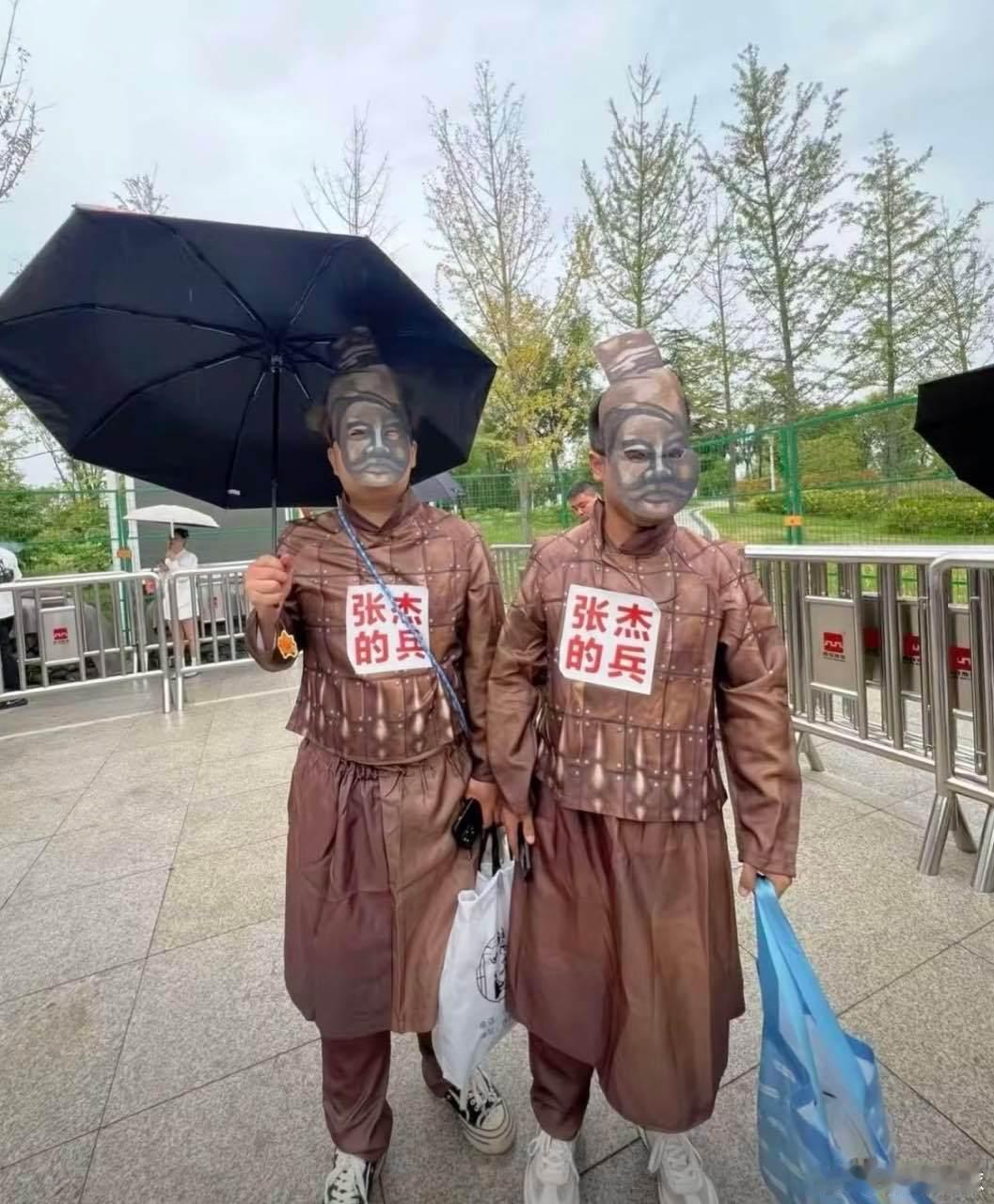 张杰你的兵马俑来了 张杰不用羡慕秦始皇！粉丝穿兵马俑装来西安演唱会应援，哥后台看