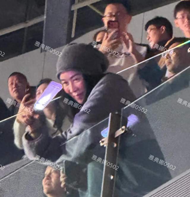 那英老了，现身庾澄庆演唱会的她皮肤黝黑双下巴明显就一普通大妈