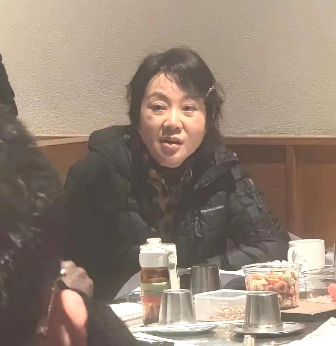 感觉素面朝天的闫妮挺好的，至少她真实，不做作，接地气！

闫妮的素颜引起了大家的