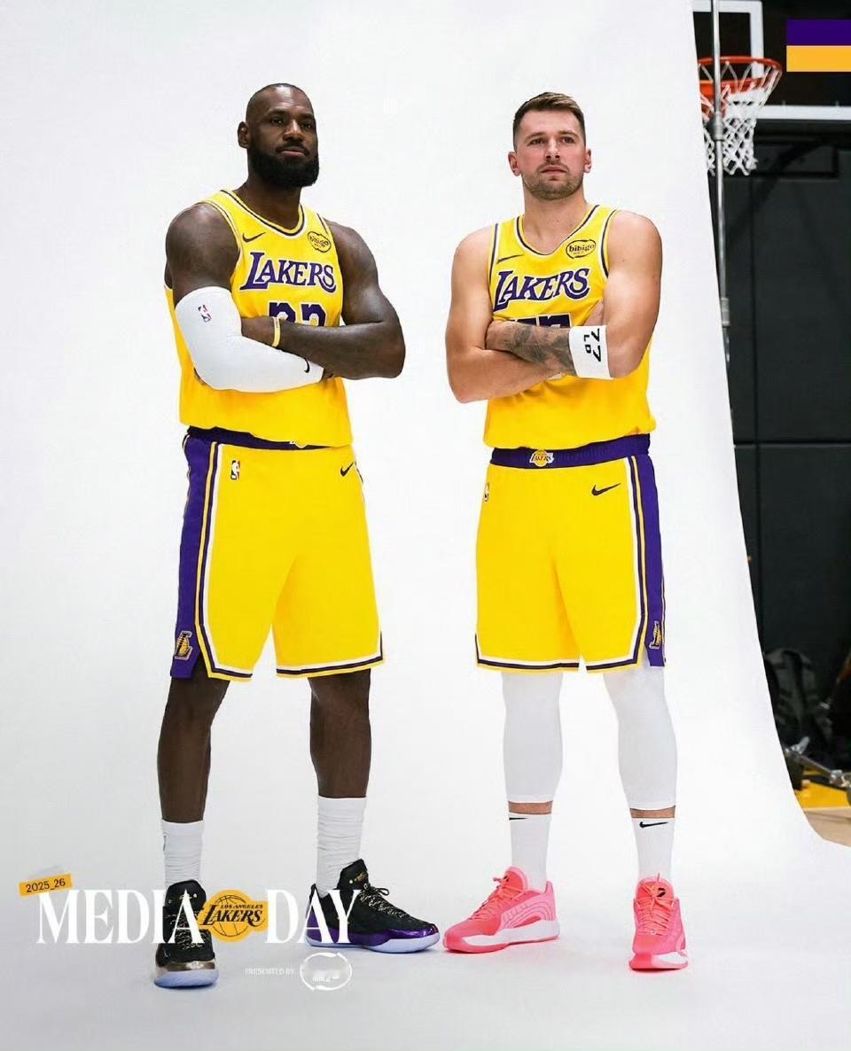 湖人新赛季定妆照，大家笑的很开心
湖人 洛杉矶湖人 篮球 NBA 詹姆斯