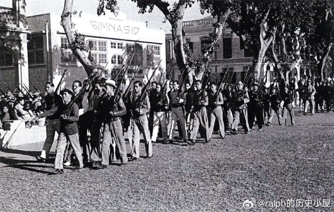 40年代澳门街头的葡籍民兵。1937年以后，葡萄牙政府专门从莫桑比克调派了三支军
