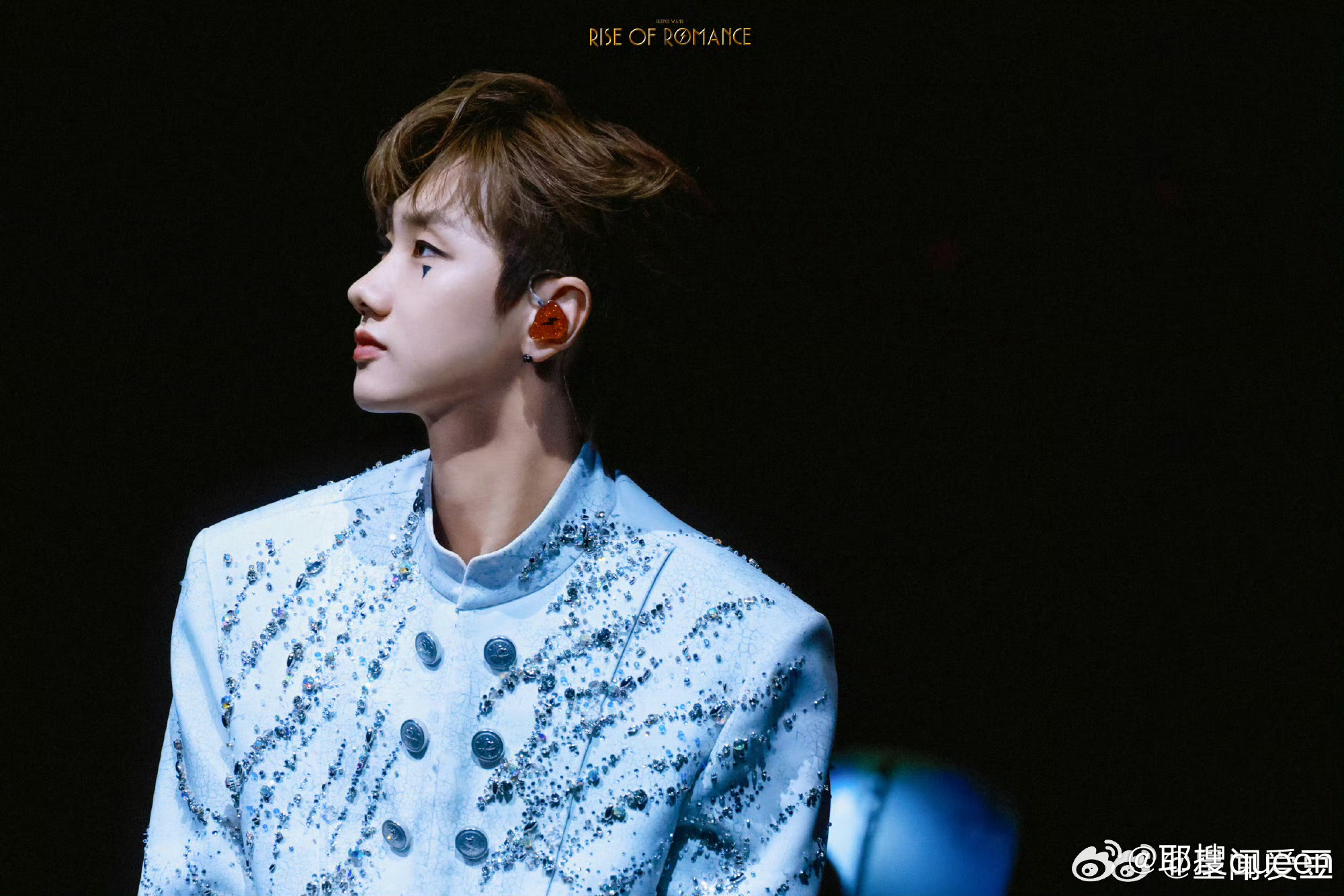 汪苏泷世巡澳门站妆造精致迷人，白西装闪耀登场。补唱《地动山摇》，从银河到结尾，仪