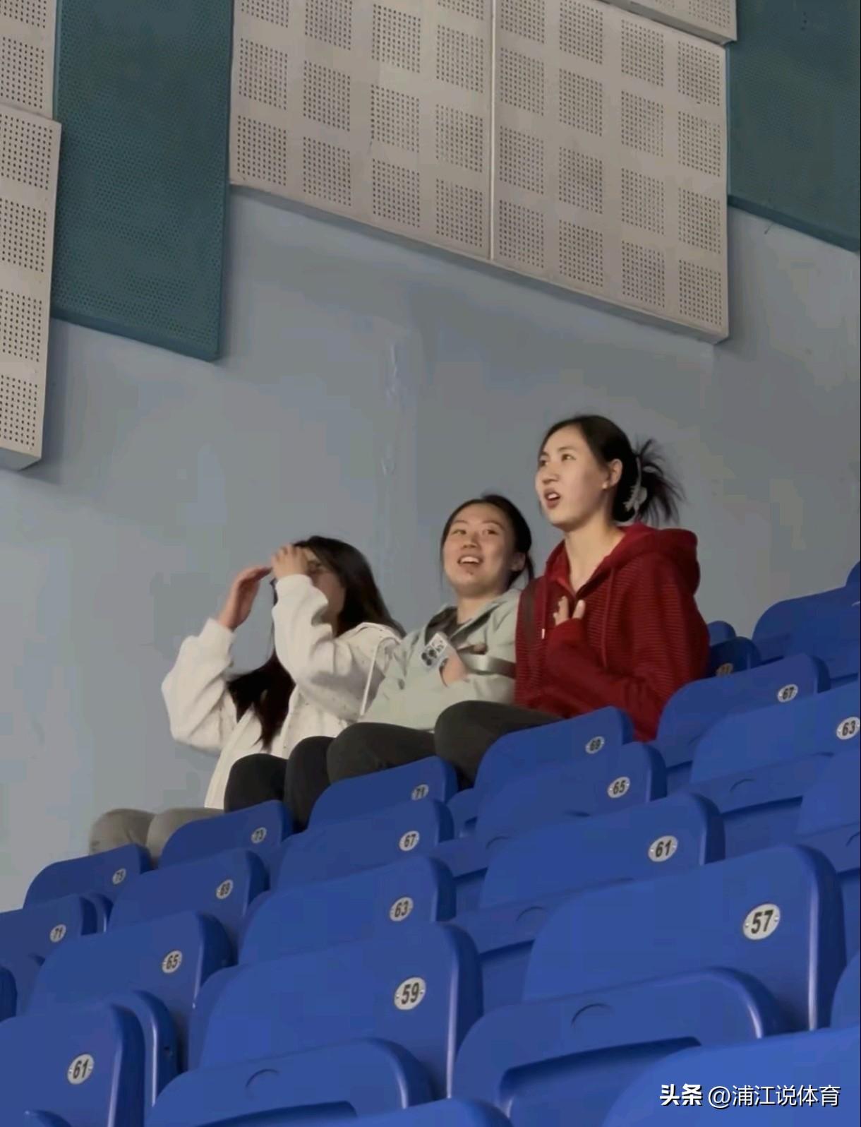 邹佳琪和金佳宝在看台上一起为队伍助威，两位潜力新星心情很好，彼此有说有笑。她俩只