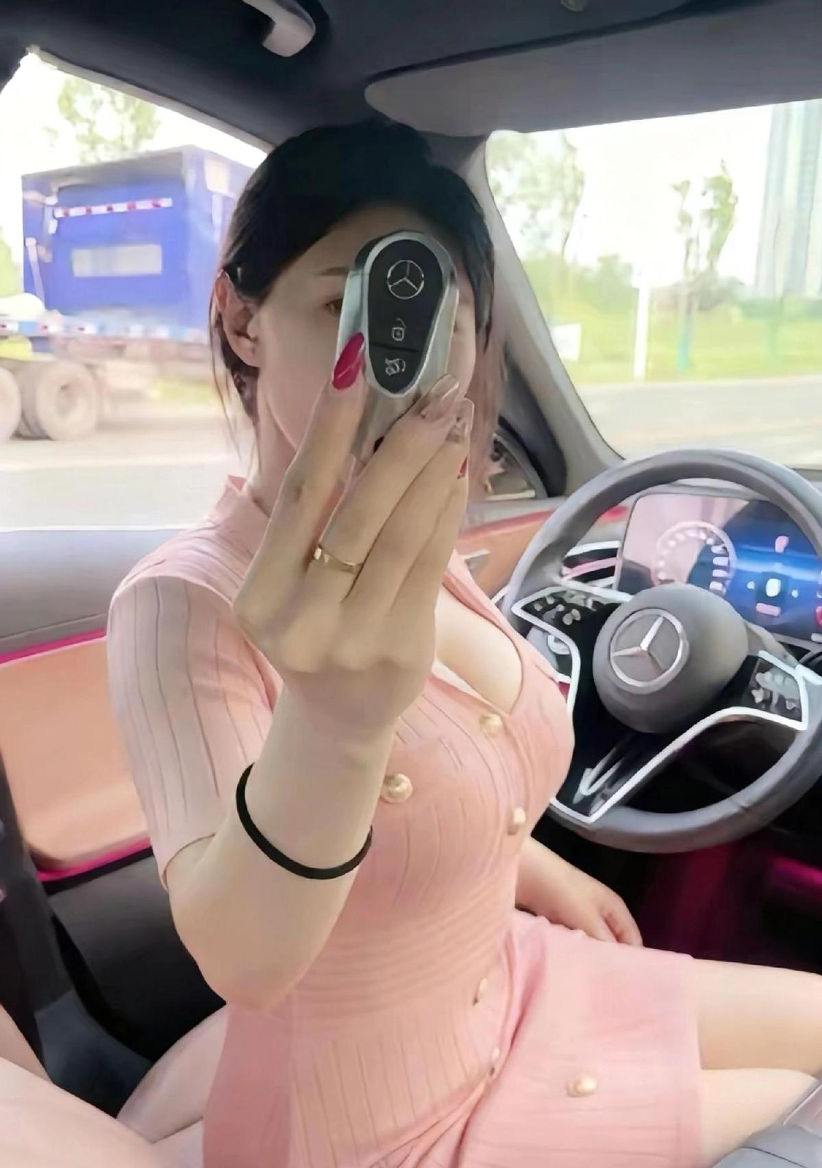 方向盘握在手里，路自己选。
不靠导航，不喊累，拐弯也得自己转。
人生这趟车，没倒