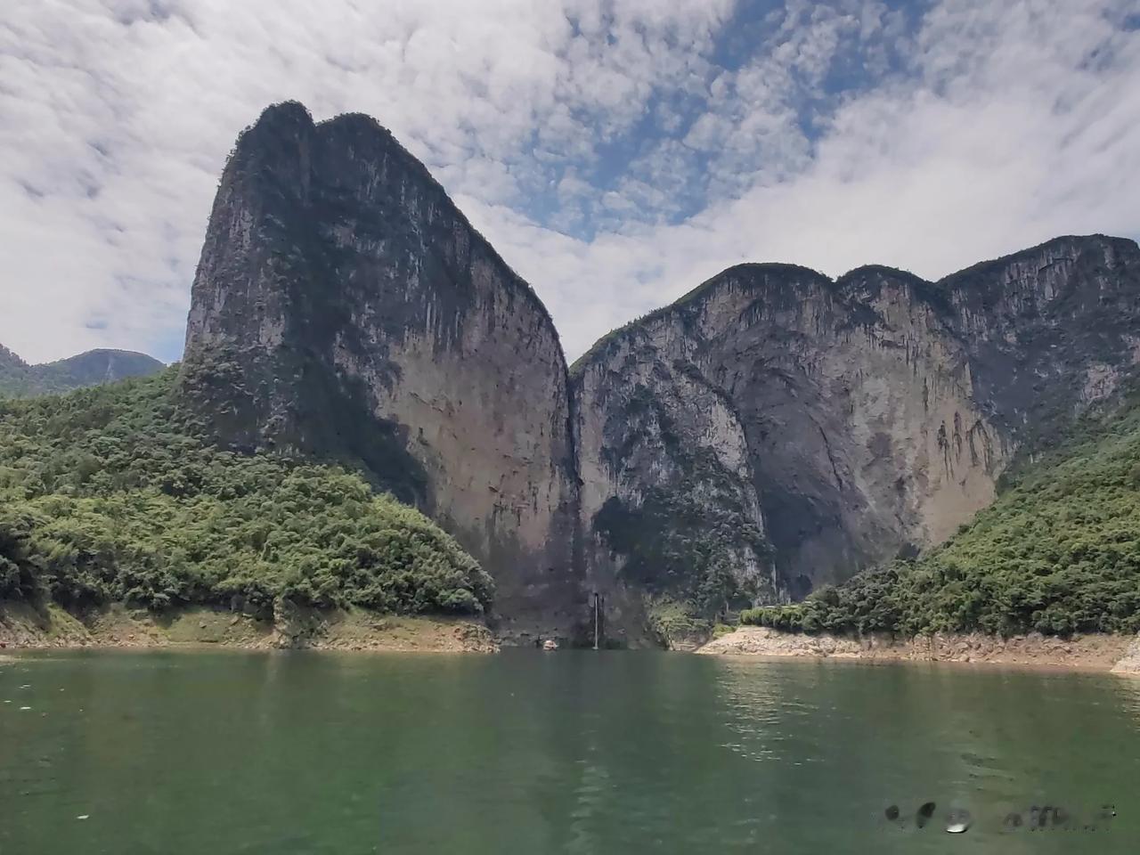 潍坊出发，恩施6日游的第4天。船游恩施网红打卡地-清江蝴蝶岩，山水相映，人在画中