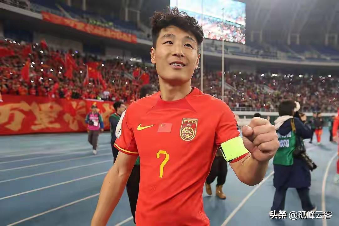 国足约战新加坡首发阵容出炉：李镇守龙门，韦世豪出任队长，张玉宁单箭头出击，毛伟杰
