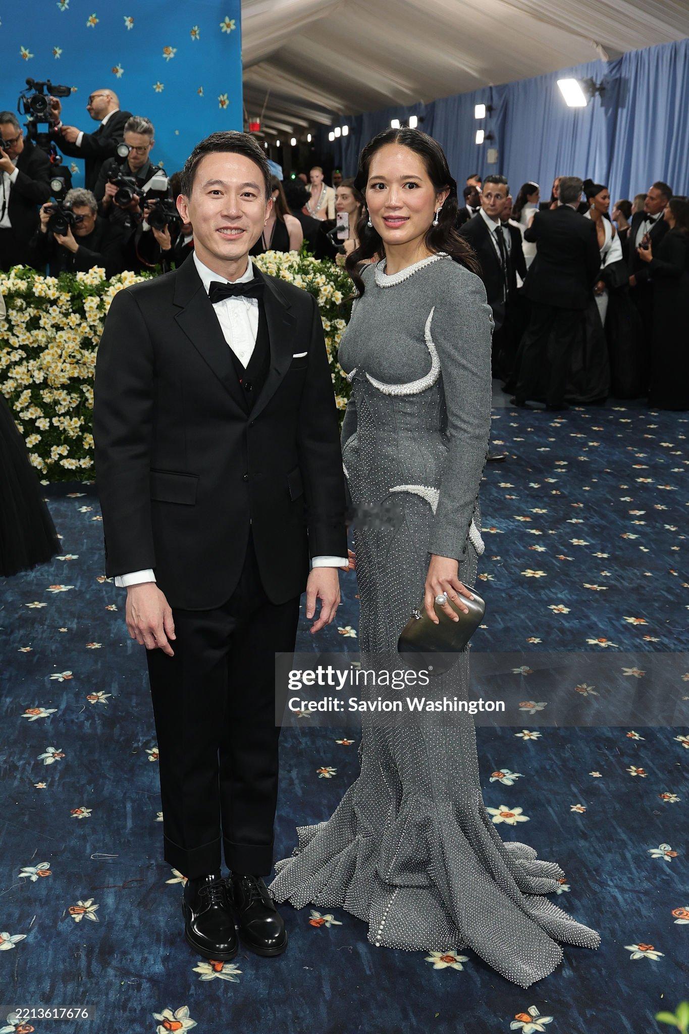 Met Gala 2025 红毯｜周受资和太太Vivian Kao👇（去年的?