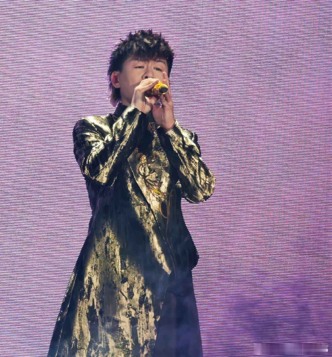 歌手直播胡彦斌 神编曲鬼嗓子纵观目前播出的所有舞台，经由他经手改编的曲目从来没有