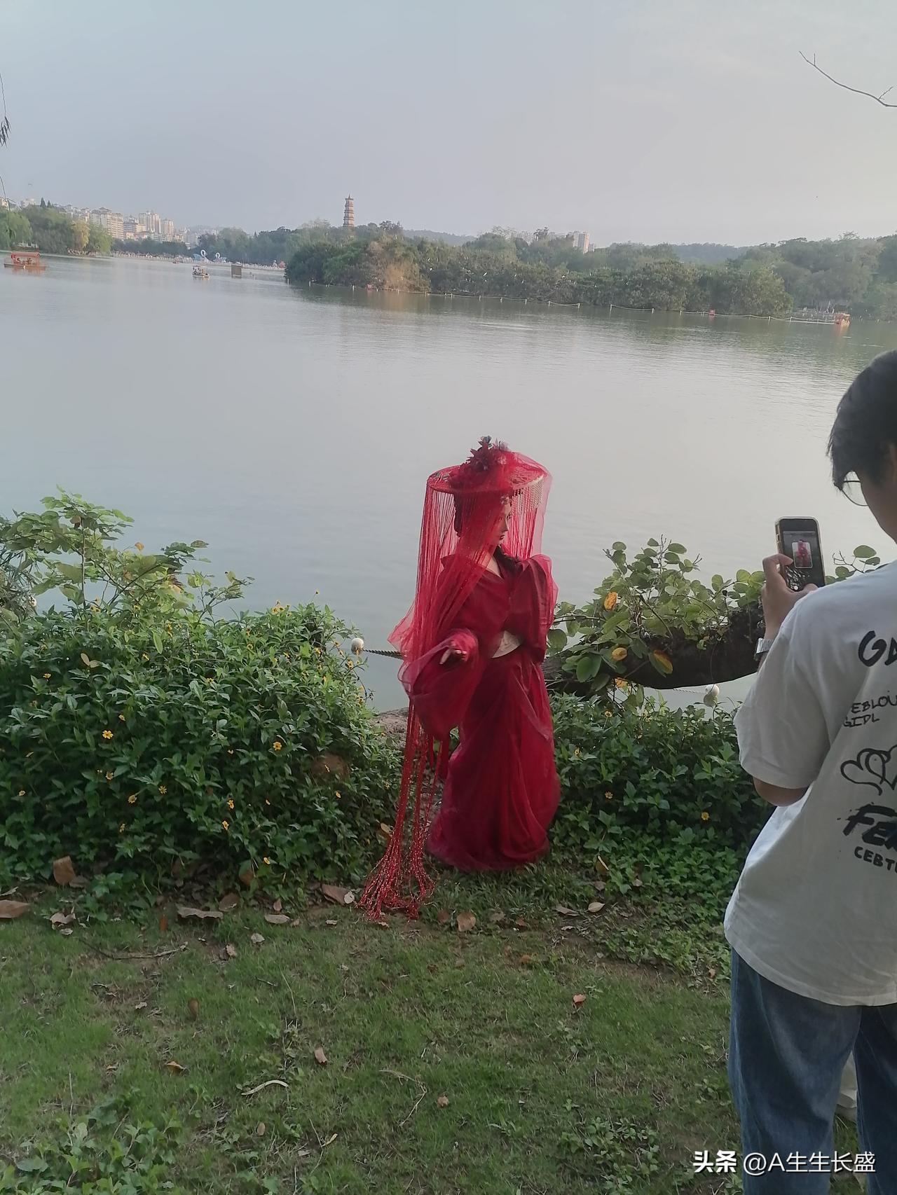 在风景名胜区照例少不了美女模特，他们化妆打扮花枝招展，游客或拍照或合影留念！