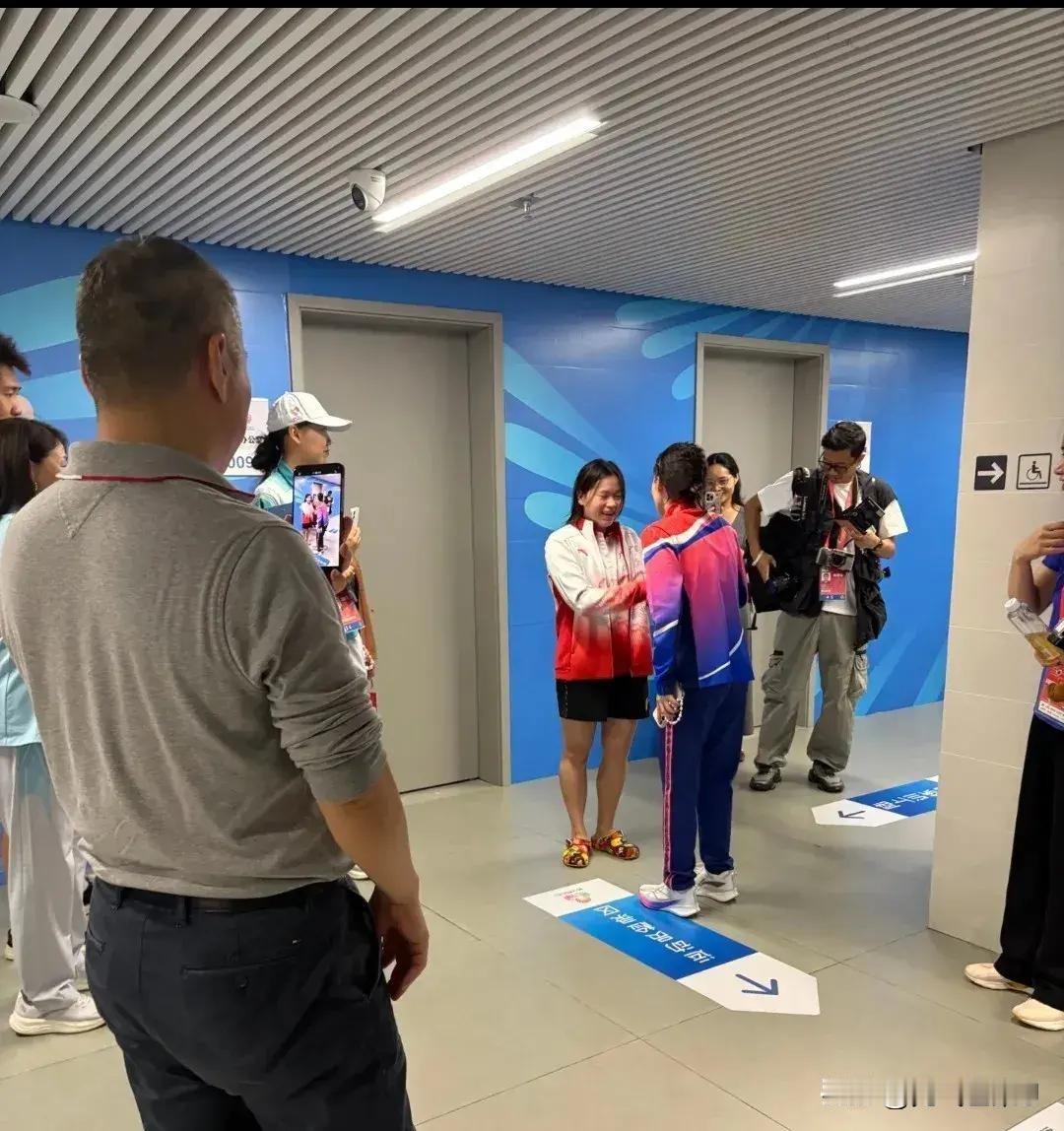 你有没有注意过，当顶尖运动员同台竞技时，她们的互动总是格外引人注目？全红婵和陈芋