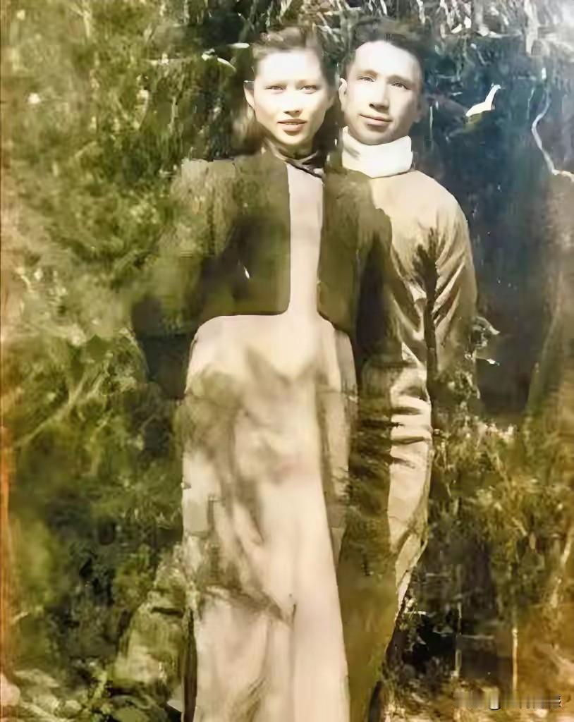 粟裕将军和妻子的合影，难得一见，非常珍贵！照片中的粟裕将军，当时还非常的年轻，身