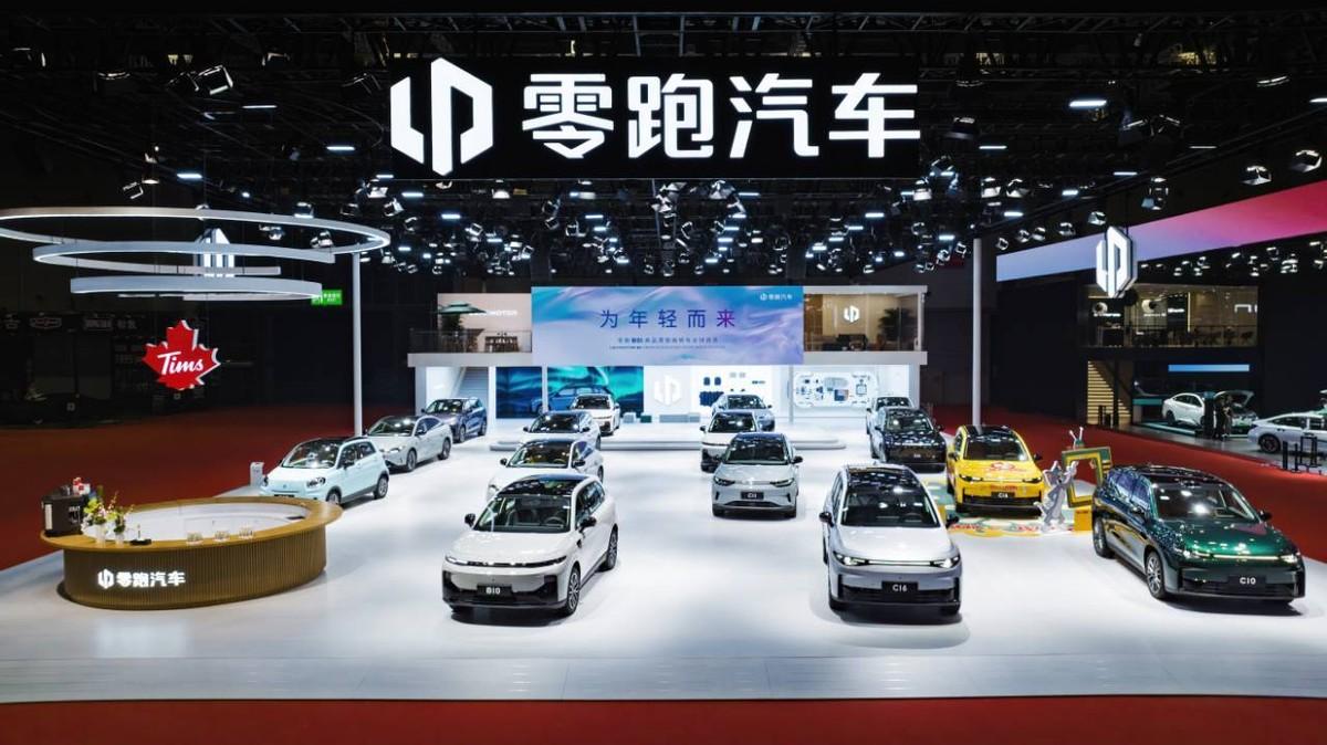 在新能源汽车行业追逐高端化与品牌溢价的喧嚣中，零跑汽车悄然开辟了一条“向下扎根”