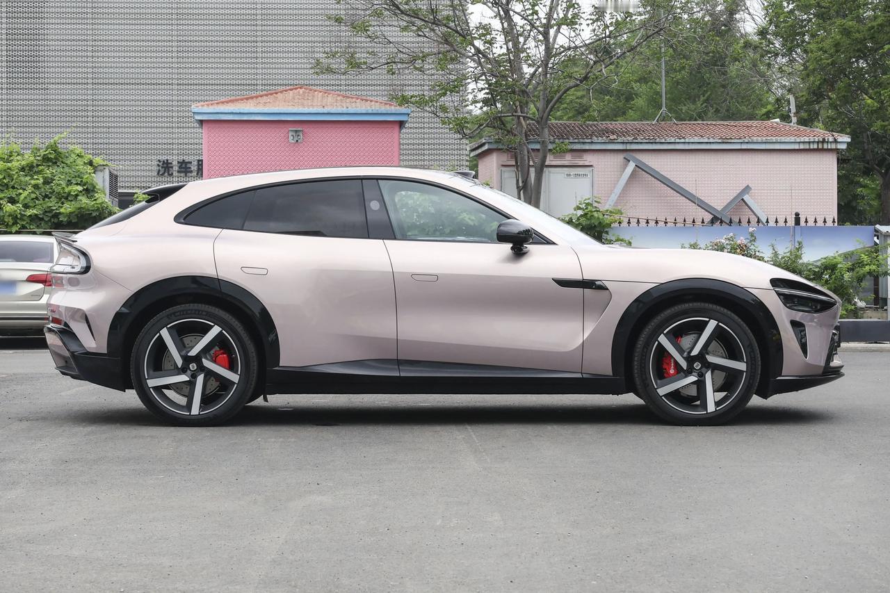 小米汽车发布11月销量情况。这次完全没有小字，实打实的交付了超过40000台。近