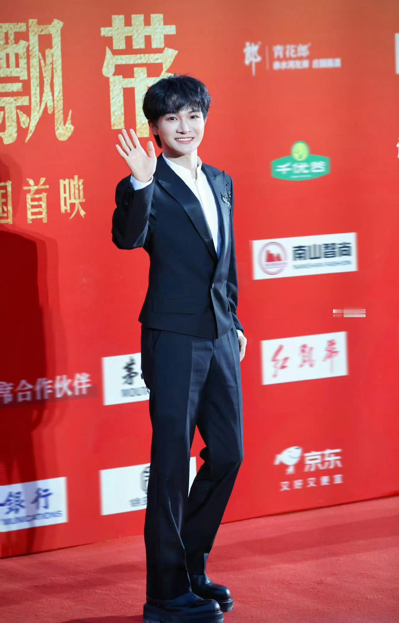 周深四渡主题曲渡首唱这首主题曲现场演绎超走心，嗓音细腻又有力量，听完越发期待电影