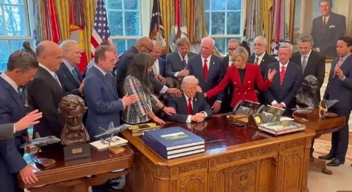 这样的场景，令人匪夷所思，这福是音派教徒祈祷时白宫的气氛。

“今天我们很荣幸站