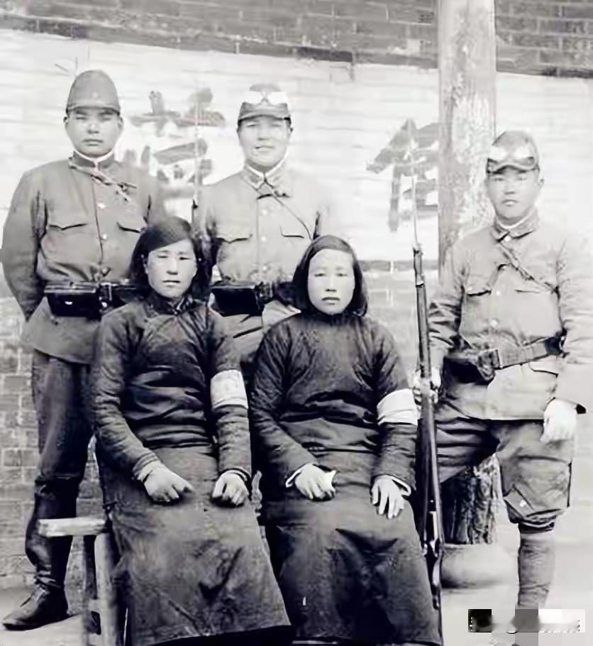 画面中的这两个女子，她们为什么会和日本鬼子在一起合影呢？仅仅通过一张照片，真看不