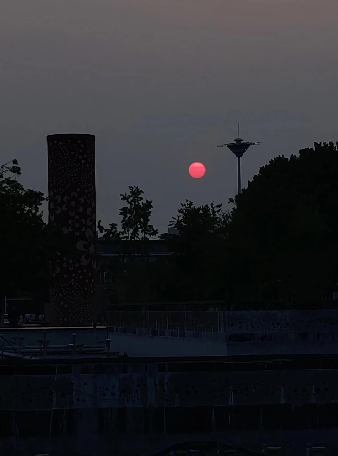 晒一晒夕阳西下的照片吧身在城市，很难遇见如此美丽的落日。昨天遇见了，竟然发现很难
