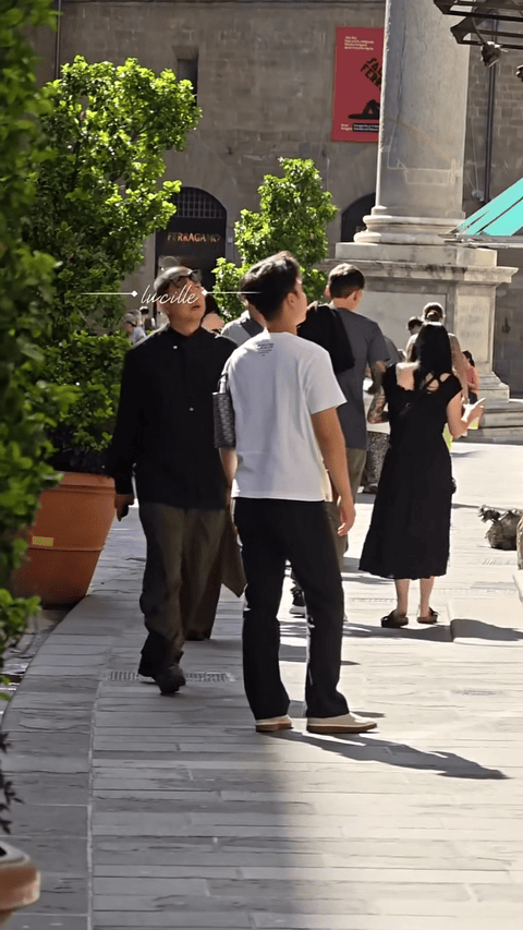 佛罗伦萨偶遇李亚鹏 游走佛罗伦萨街巷，网友偶遇李亚鹏。和同伴出行，远赴意大利观战