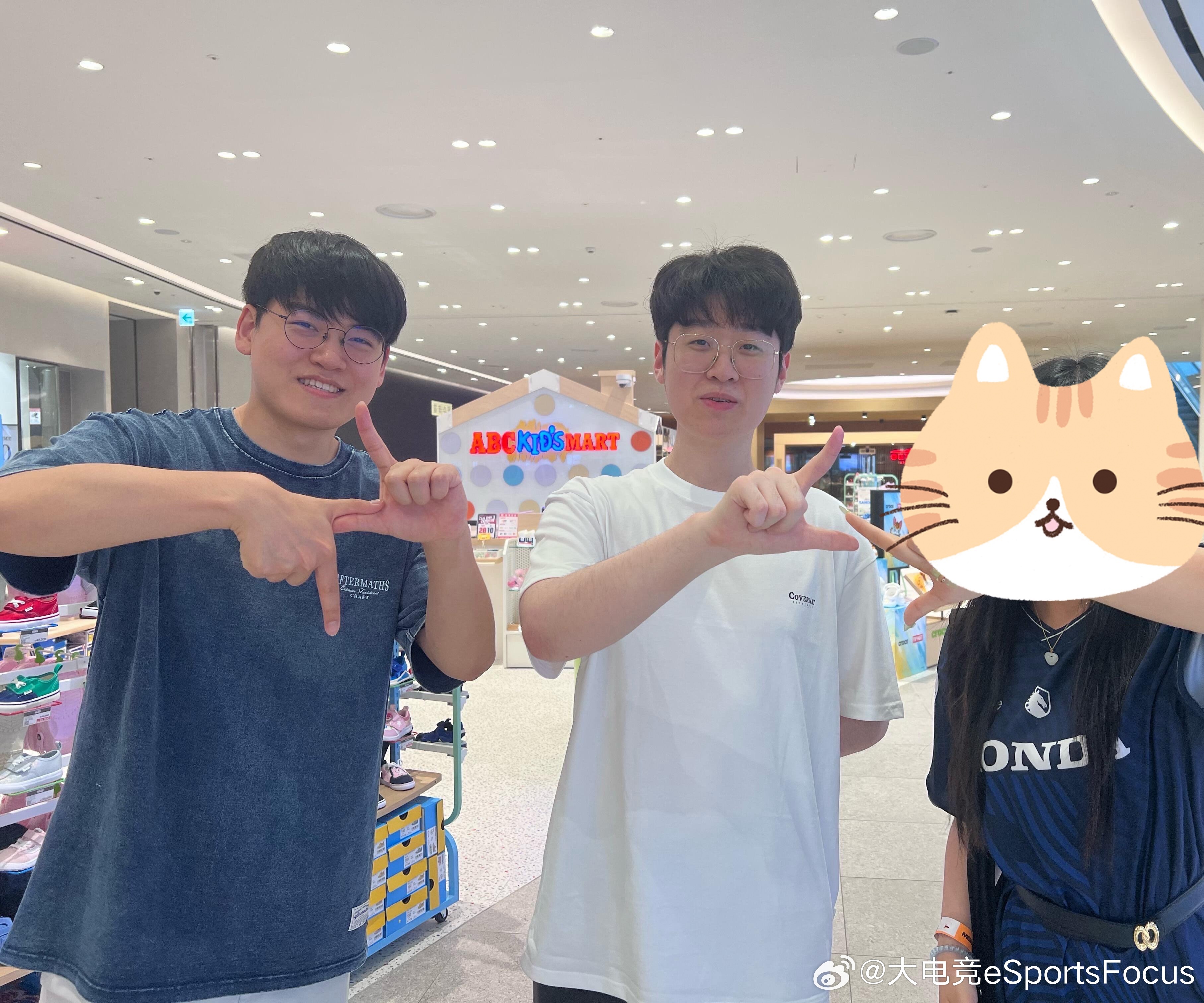 网友偶遇HLE：问能不能拍照staff一开始不让拍但是Zeus一直说能拍能拍，K