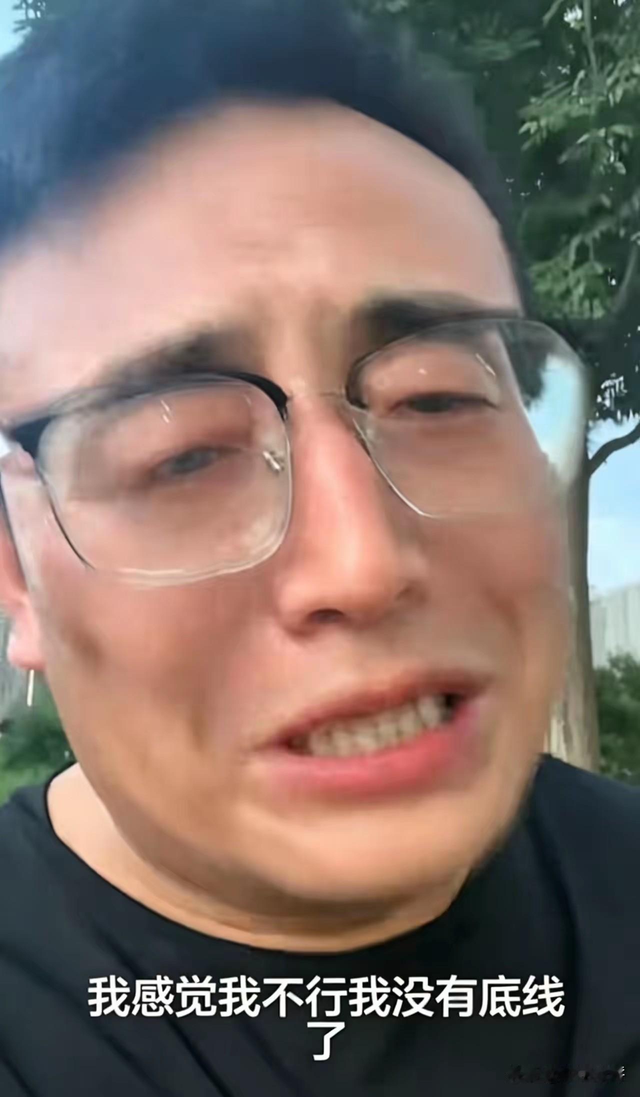 80后大叔超市门口排队两小时，就为领一盒免费的鸡蛋，
当他从兜里掏出早准备好的塑