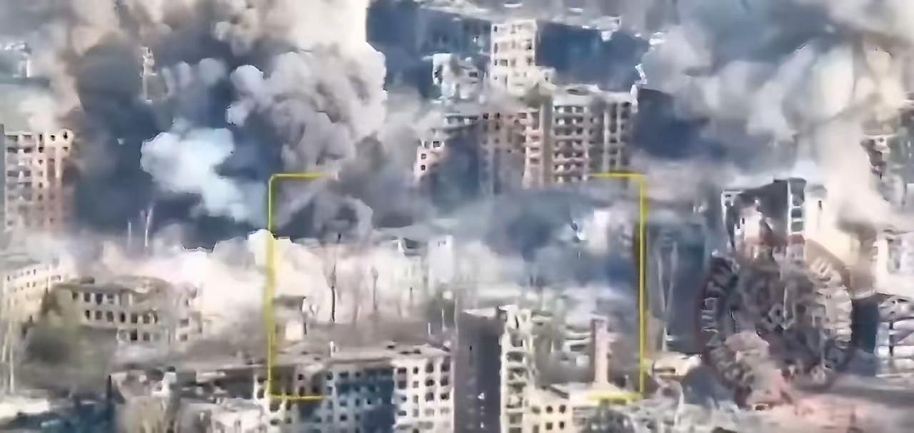 俄罗斯空天军投掷UMPK滑翔制导炸弹对乌军防御的城市进行轰炸。

俄乌冲突某种程